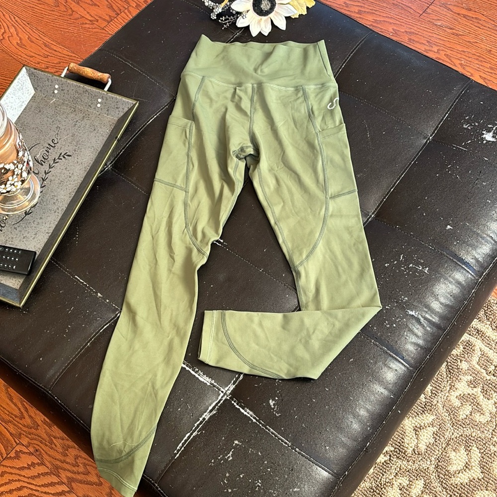 Workout leggings - Curves and Combatboots size small olive green